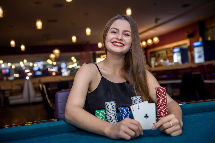 Tampilan permainan Crazy Time di platform maron toto dengan roda berhadiah dan dealer live